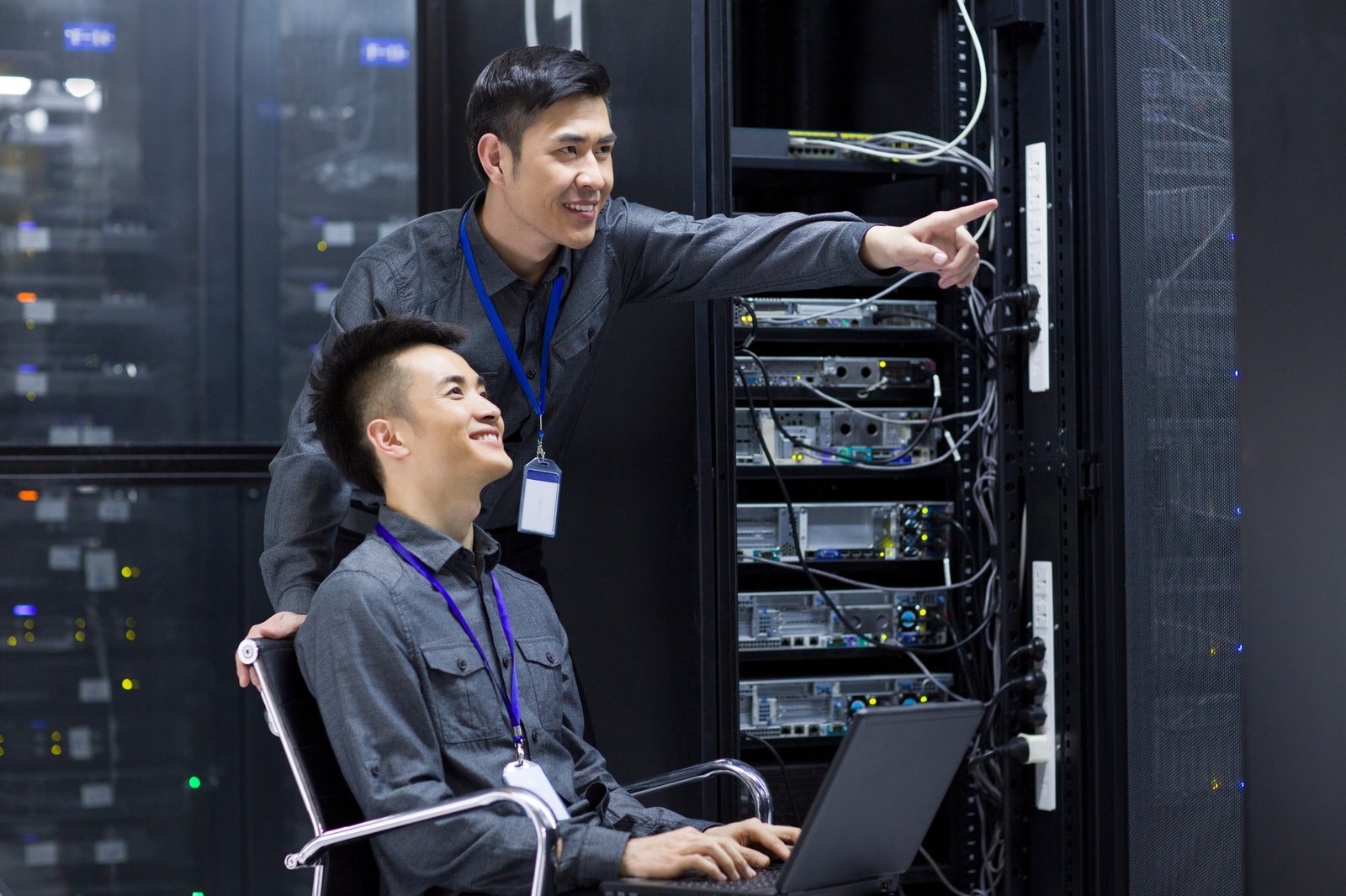 Techniciens faisant la maintenance dans une salle informatique