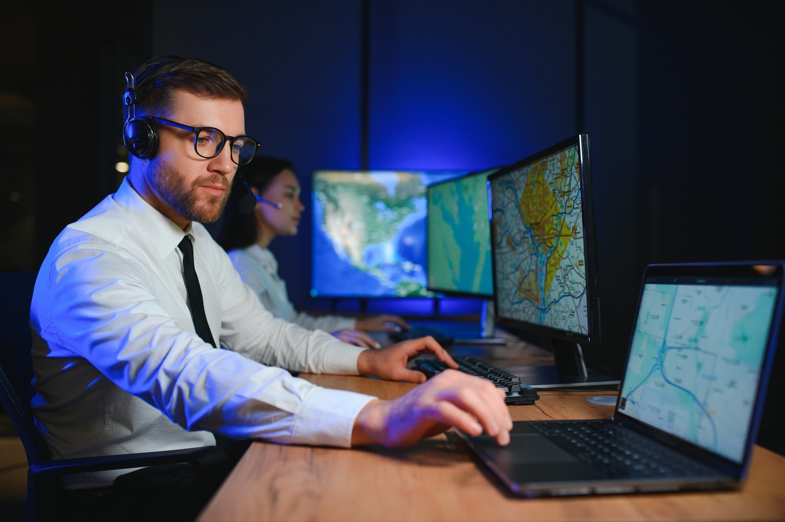Le data scientifique masculin travaille sur la salle de contrôle et de surveillance des ordinateurs personnels. 