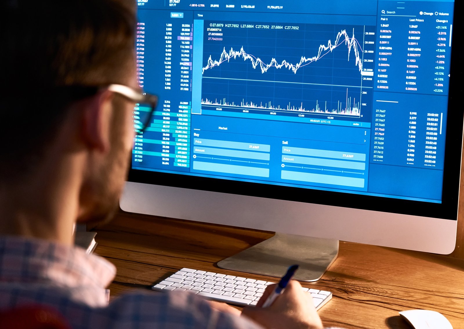 Business Man Trader Broker Regardant PC Computer Screen, Investor Manager Analysant le graphique financier, échange trading en ligne Données d'investissement Crypto-monnuss Bourse Graph, sur la vue sur les épaules.