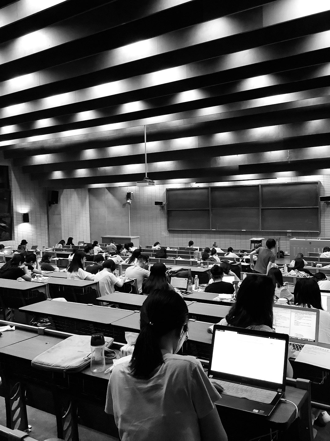 Photo Graysacale des étudiants dans la chambre