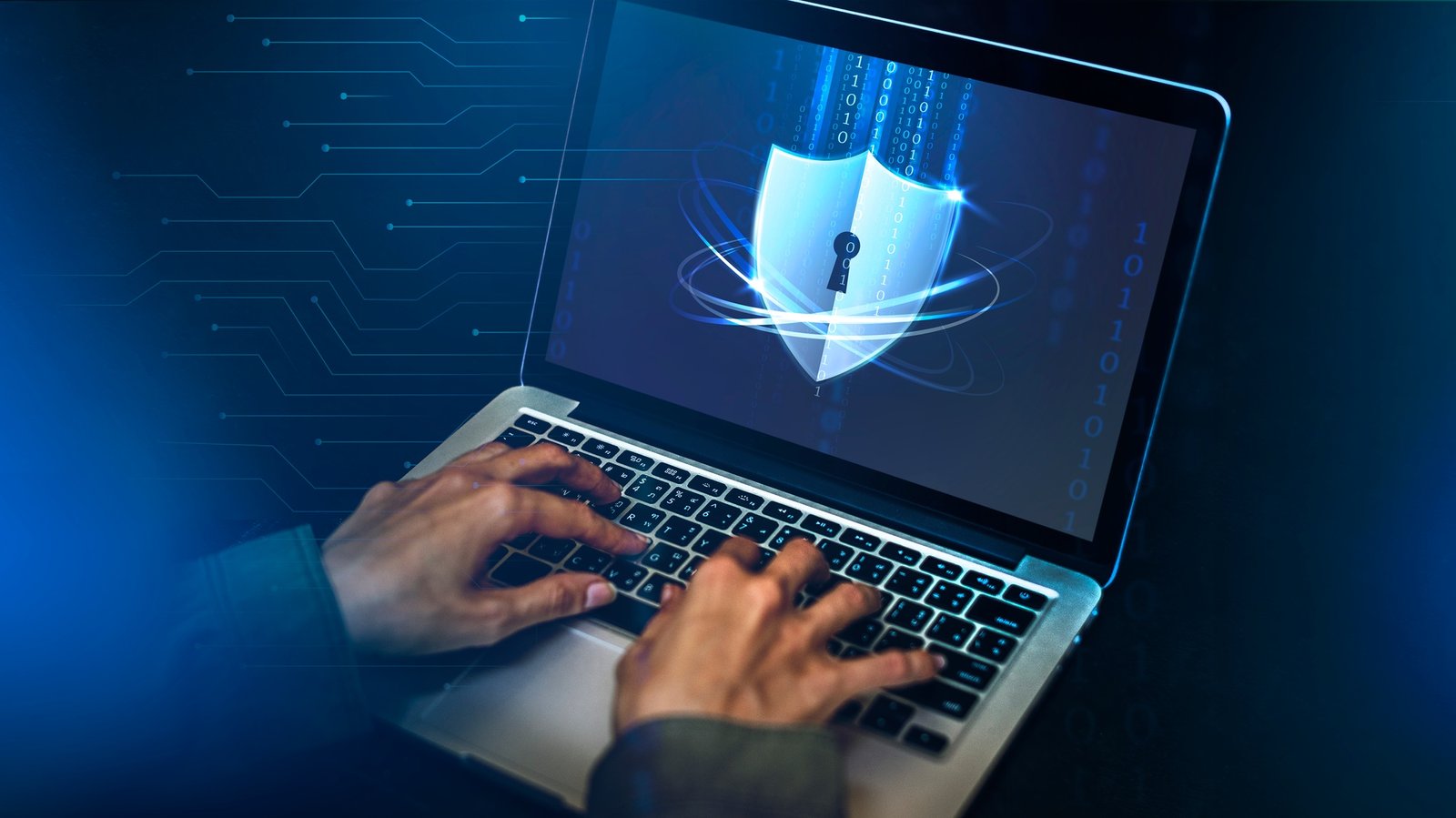 Pirate qui craque le code de sécurité sur un ordinateur portable